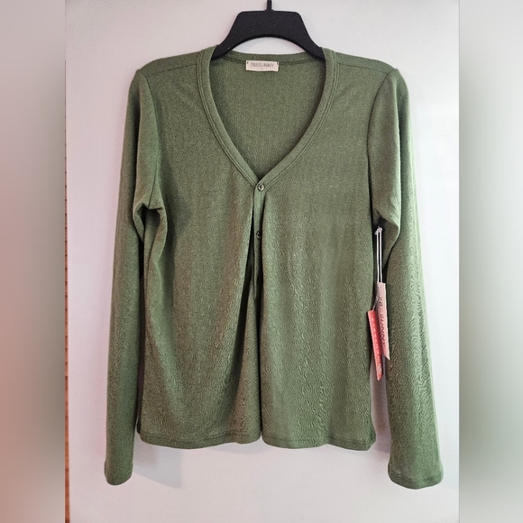 78 & Sunny Tops - Brand New 78 & Sunny Green Button-Up Cardigan